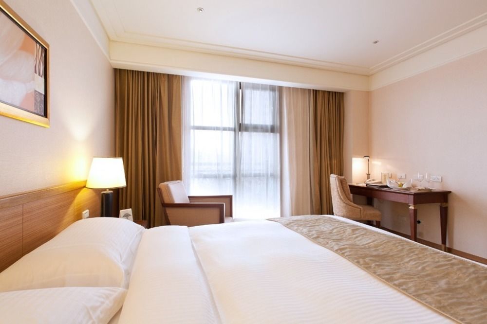 Fullon Hotel Taoyuan Bagian luar foto