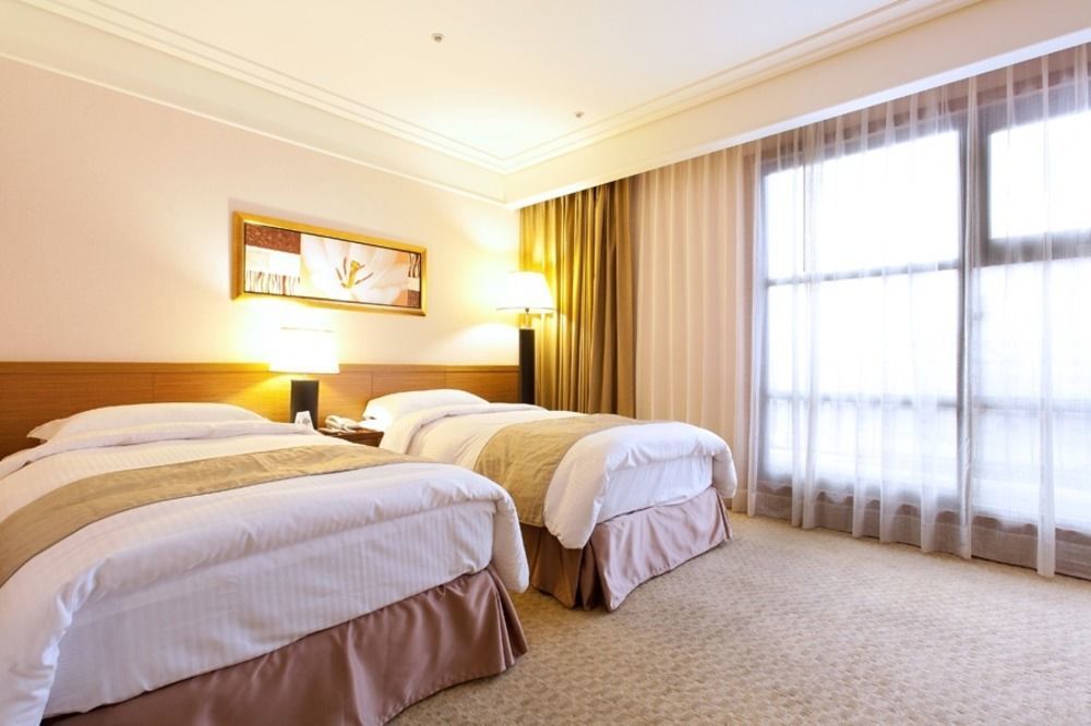 Fullon Hotel Taoyuan Bagian luar foto