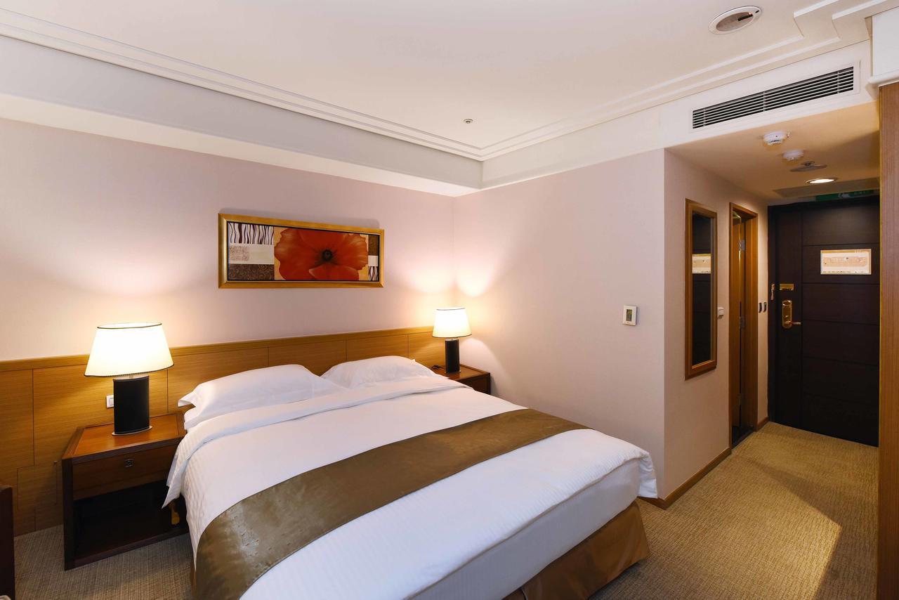 Fullon Hotel Taoyuan Bagian luar foto