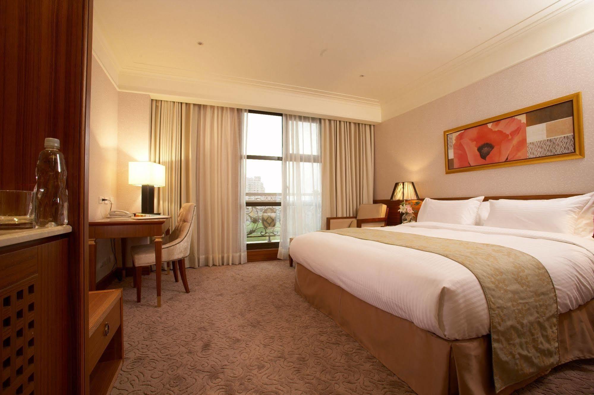 Fullon Hotel Taoyuan Bagian luar foto